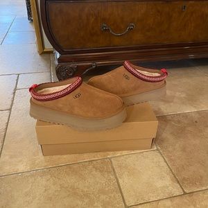 Ugg Tazz Slippers SIZE 8